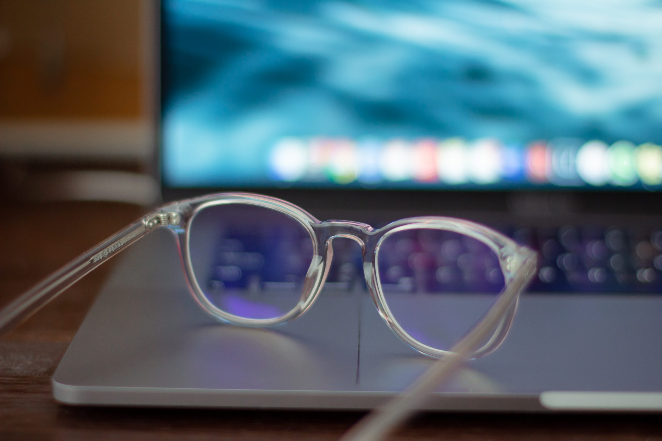 Lunettes devant un écran d'ordinateur